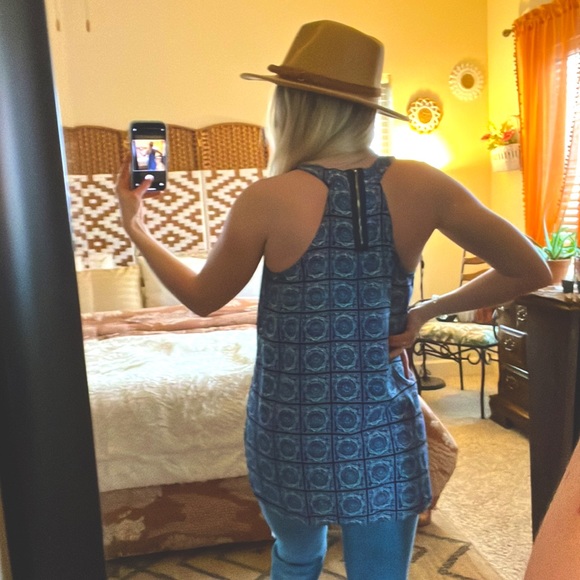 Top - Picture 2 of 9